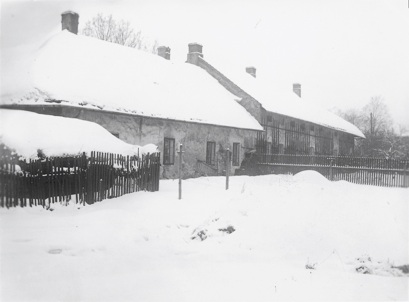 Budova čp. 233: Starý pivovar hraběte Larisch-Mönnicha, který byl v provozu v letech 1820-1860 (autor fotografie: Siegfried Kipper, rok: 1942)