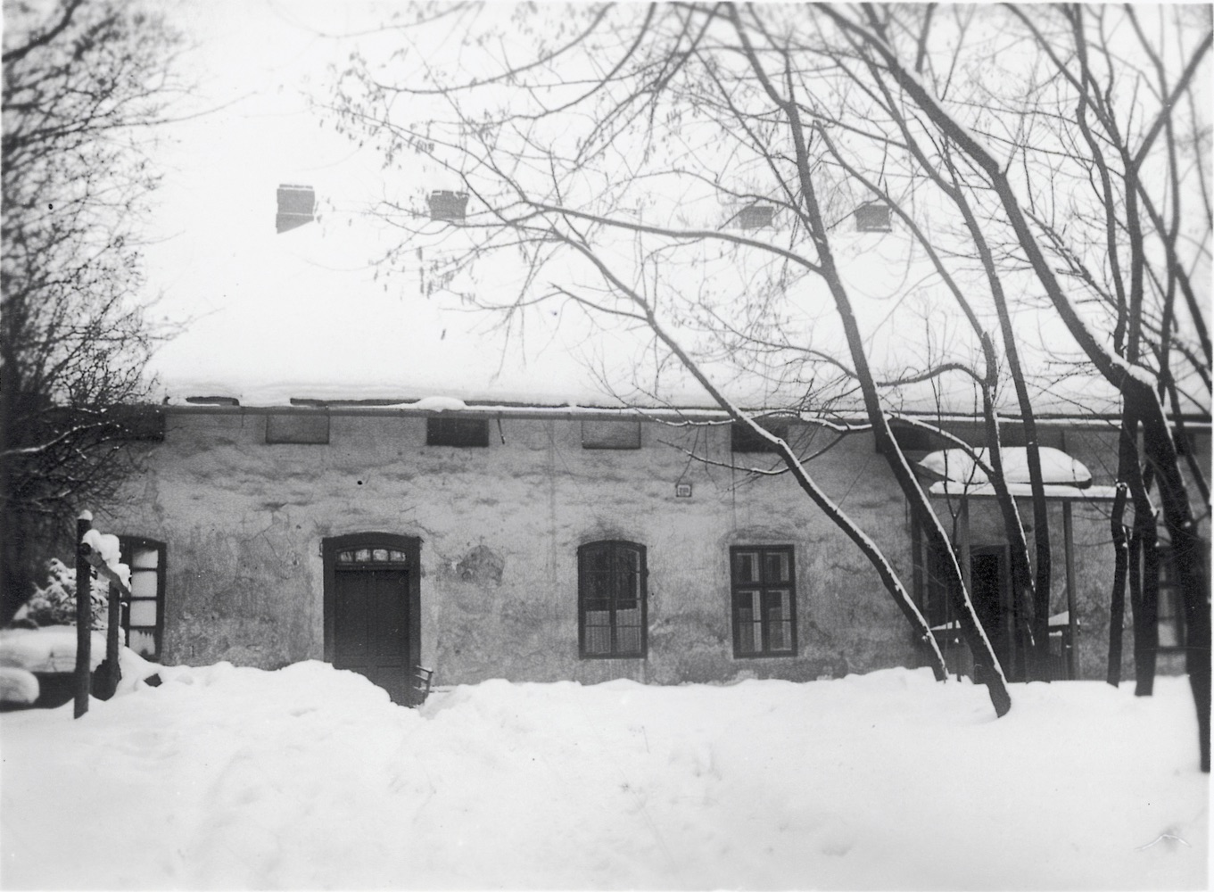 Budova čp. 233: Starý pivovar hraběte Larisch-Mönnicha, který byl v provozu v letech 1820-1860 (autor fotografie: Siegfried Kipper, rok: 1942)