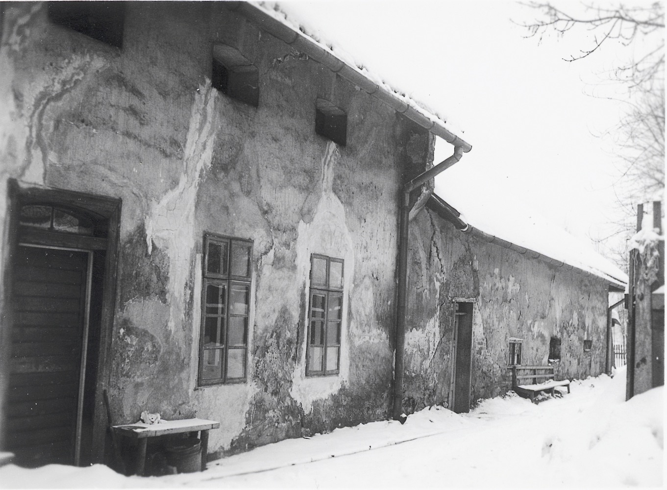 Budova čp. 233: Starý pivovar hraběte Larisch-Mönnicha, který byl v provozu v letech 1820-1860 (autor fotografie: Siegfried Kipper, rok: 1942)