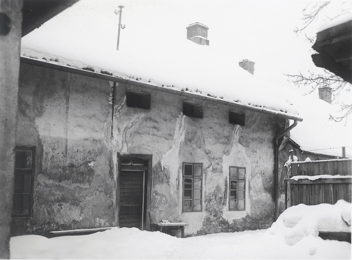 Budova čp. 233: Starý pivovar hraběte Larisch-Mönnicha, který byl v provozu v letech 1820-1860 (autor fotografie: Siegfried Kipper, rok: 1942)