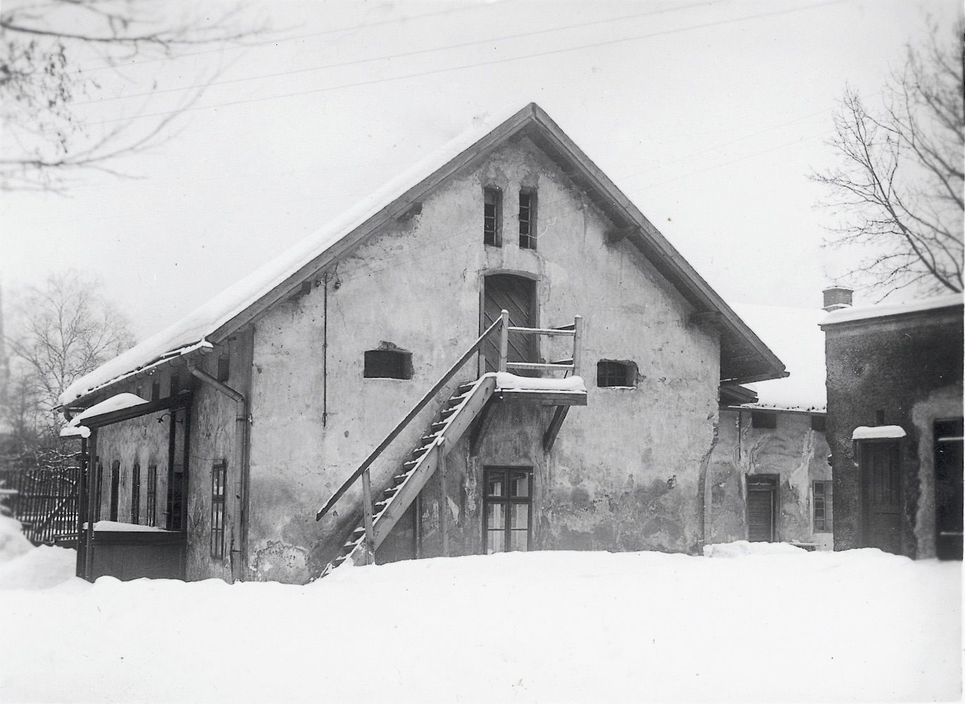 Z areálu domu čp. 233: Starý pivovar hraběte Larisch-Mönnicha, který byl v provozu v letech 1820-1860 (autor fotografie: Siegfried Kipper, rok: 1942)