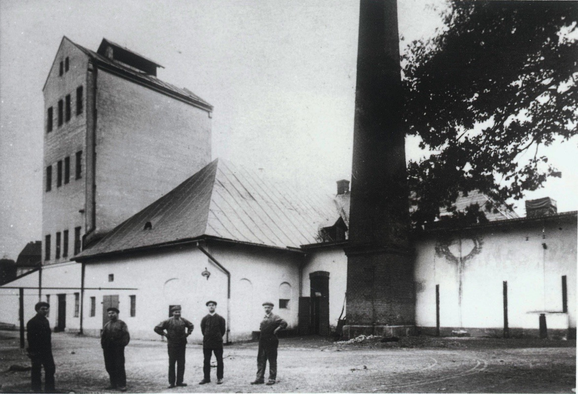 Octárna a lihovar byly založeny hrabětem Larisch-Mönnichem. Podstatná část produkce lihu z lihovaru se prodávala. Menší část se využívala k výrobě octu. Ve třicátých letech dvacátého století dosahovala produkce lihu více než 45000 hl.