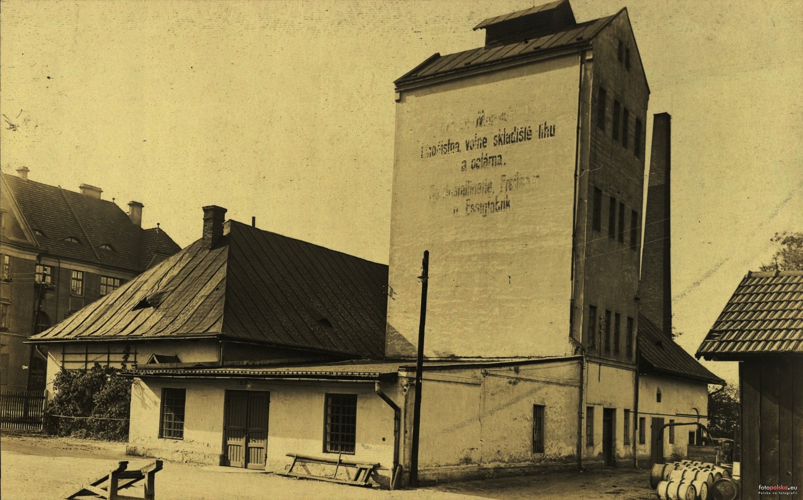 Lihovar hraběte Larisch-Mönnicha na fotografii Leo Beera z let 1920-1925. Vlevo v pozadí budova Okresního silničního výboru čp. 1555 (Zdroj: fotopolska.eu, odkaz = klik na obrázek)