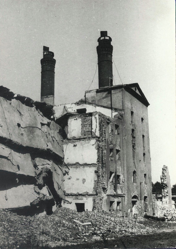 Demolice Larisch-Mönnichova pivovaru v padesátých letech 20. století. (Fotografie neznámého autora, Státní okresní archiv Karviná, 759)