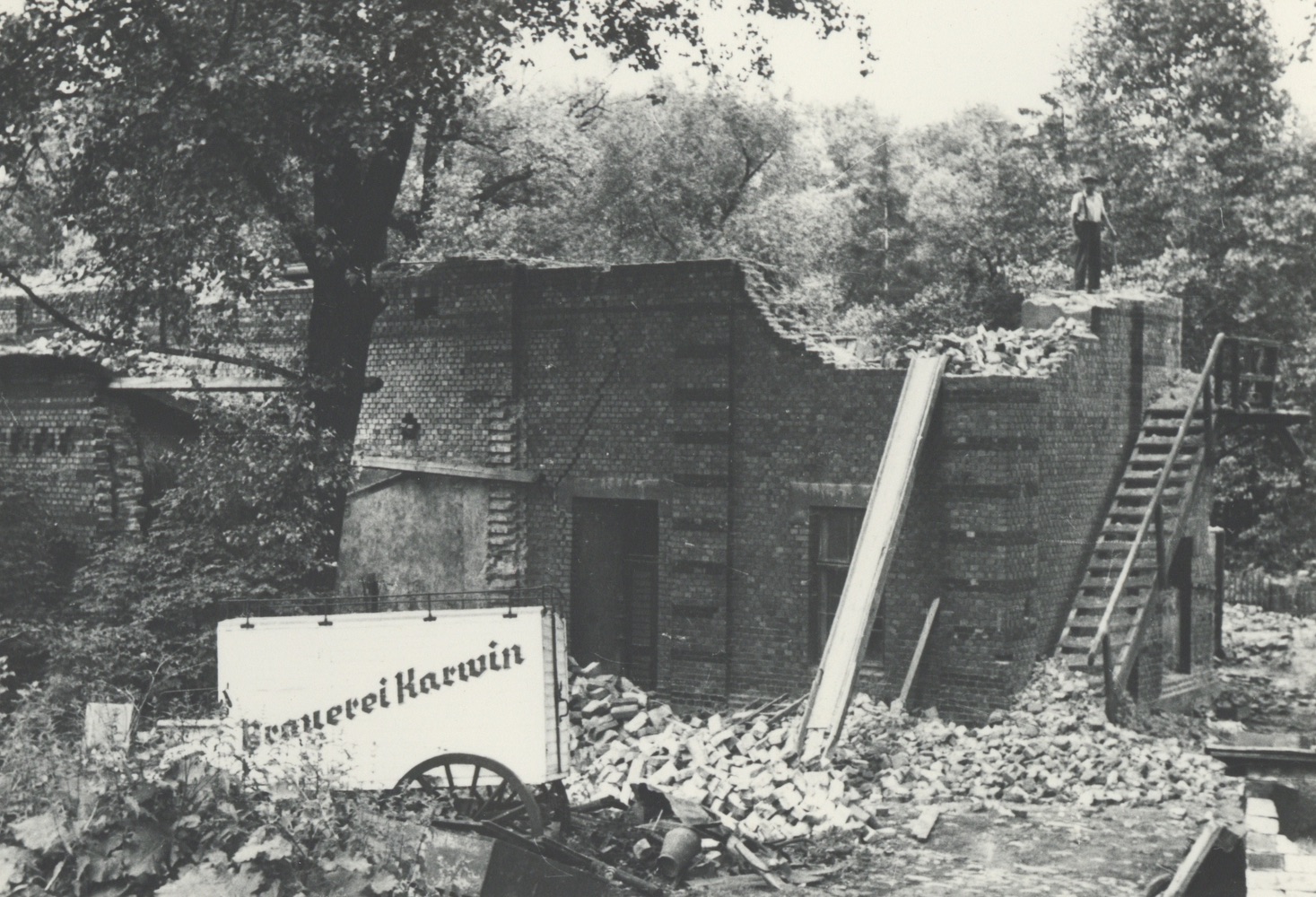 Pivovarnický vůz Larisch-Mönnichova pivovaru u demolice blíže neurčené budovy