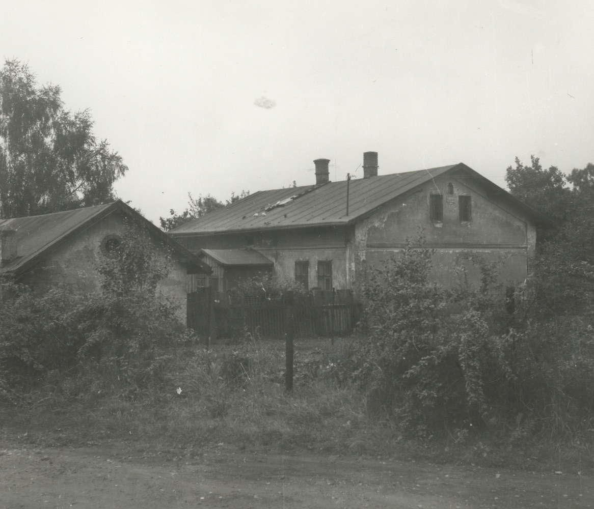 Vpravo dům čp. 75, vlevo čp. 254