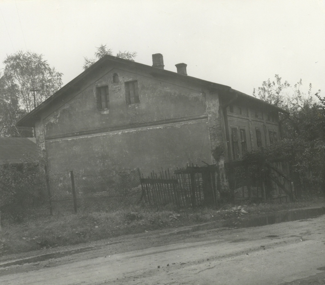 Vpravo dům čp. 75, vlevo čp. 254