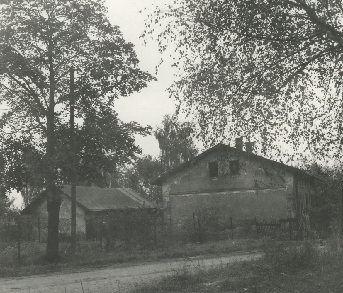 Vpravo dům čp. 75, vlevo čp. 254