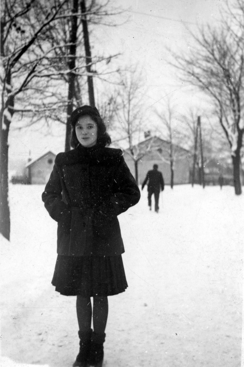 Momentka ze života... Fotografie na Cihelní ulici, v pozadí vpravo dům čp. 75, vlevo čp. 254 (S laskavým svolením p. Silvie Široké, ze soukromé sbírky)