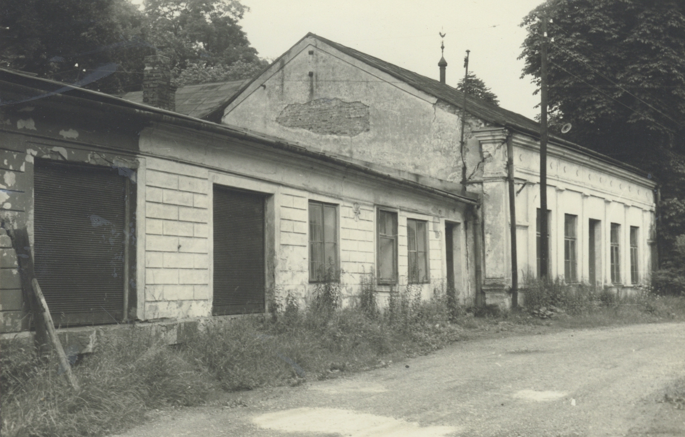 Dům čp. 26 na fotografii z roku 1972 (původně hostinec, v roce 1949 zde byla umístěna správkárna obuvi n.p. Obnova, později zde měla modlitební sál také Slezská církev evangelická a. v.) 
