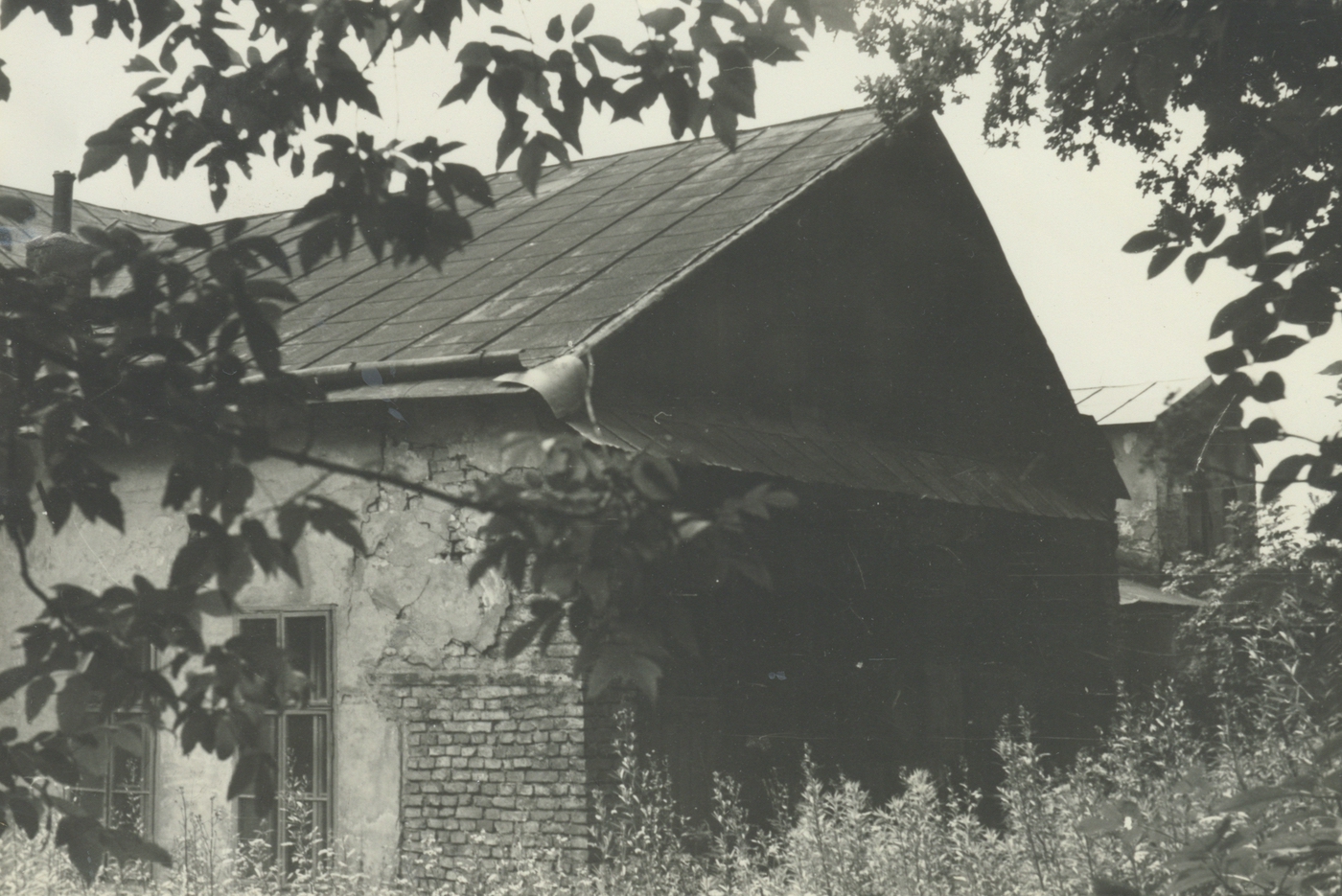 Dům čp. 26 na fotografii z roku 1972 (původně hostinec, v roce 1949 zde byla umístěna správkárna obuvi n.p. Obnova, později zde měla modlitební sál také Slezská církev evangelická a. v.) 
