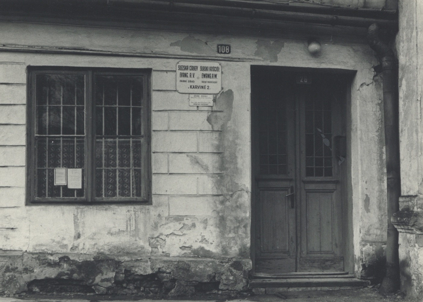 Vstup do domu čp. 26 v době kdy zde měla modlitební sál Slezská církev evangelická a. v. (od roku 1953)