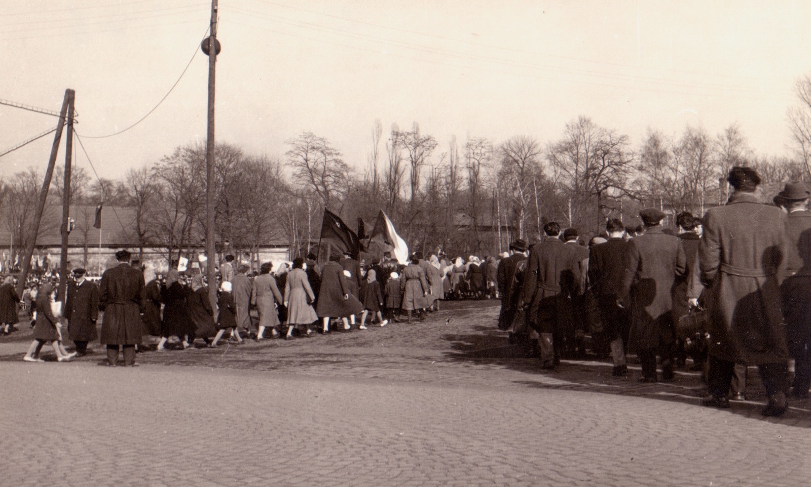Záběr z manifestace proti zbrojení a nukleárním zbraním v Karviné 14.4.1958. Vlevo v pozadí budova čp. 266 (původně hospodářská budova statku hraběte Larisch-Mönnicha)