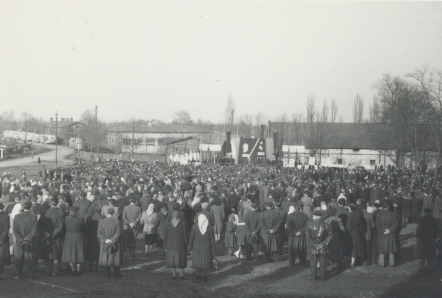 Záběr ze smutečního shromáždění při úmrtí Klementa Gottwalda v roce 1953. V pozadí vpravo: budova čp. 266 (původně hospodářská budova statku hraběte Larisch-Mönnicha). V pozadí uprostřed: budova čp. 1023. V pozadí vlevo je ještě částečně patrná budova čp. 67 (Kovárna a zámečnictví Max Herz).