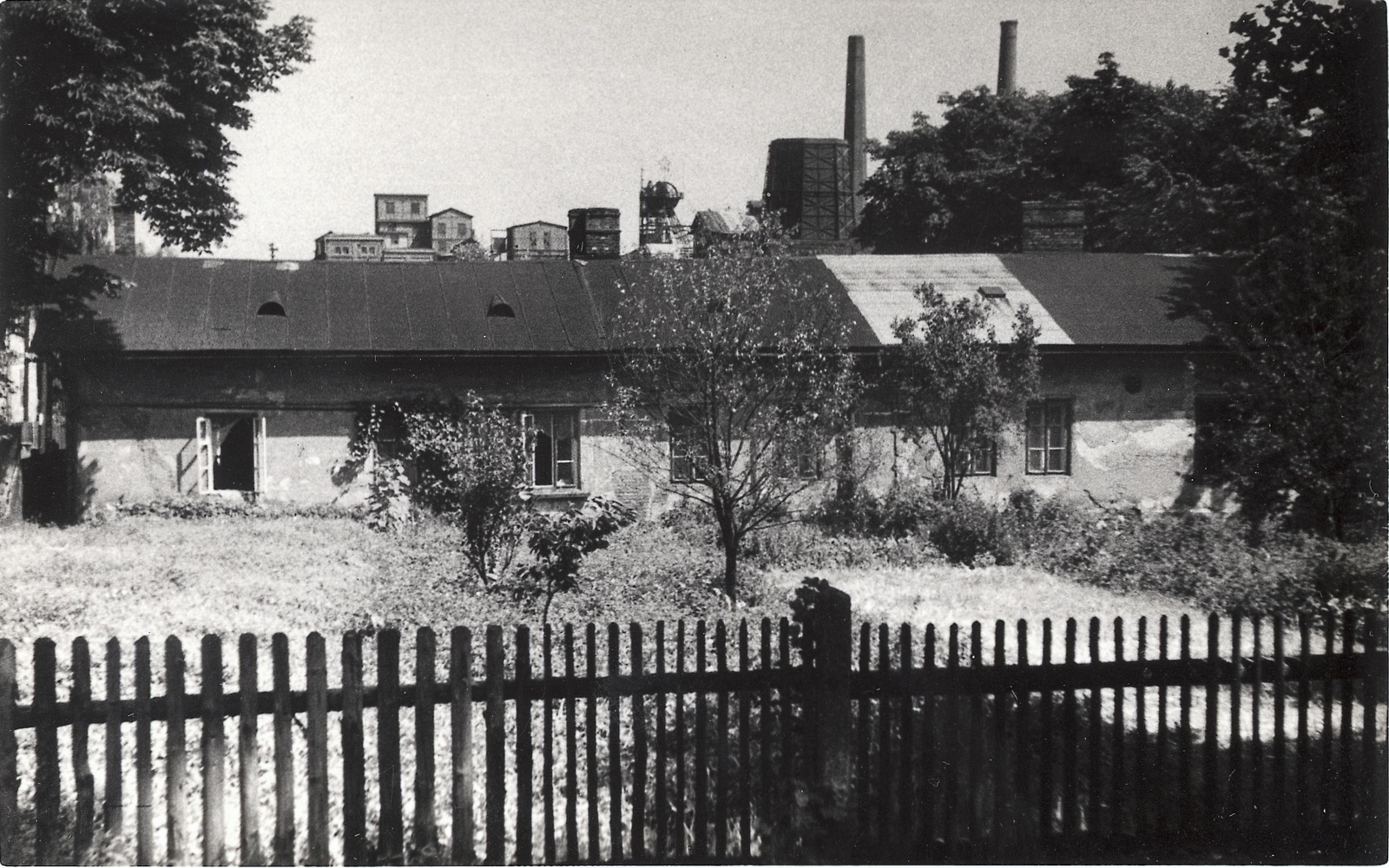 Dům čp. 288, v pozadí důl a koksovna Hohenegger