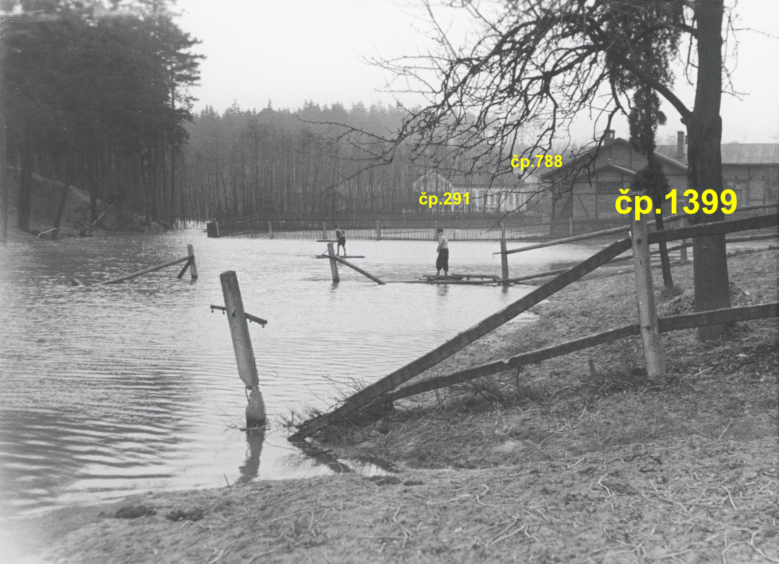 V pozadí objekty: čp. 291 a čp. 788 (Řeznictví Adolf Zipser). Vpravo kasárna čp. 1399. Pohled ve směru k ulici Hoheneggrova (Partyzánská). Lokalizace snímku a označení čísly popisnými: Petr Bindač.