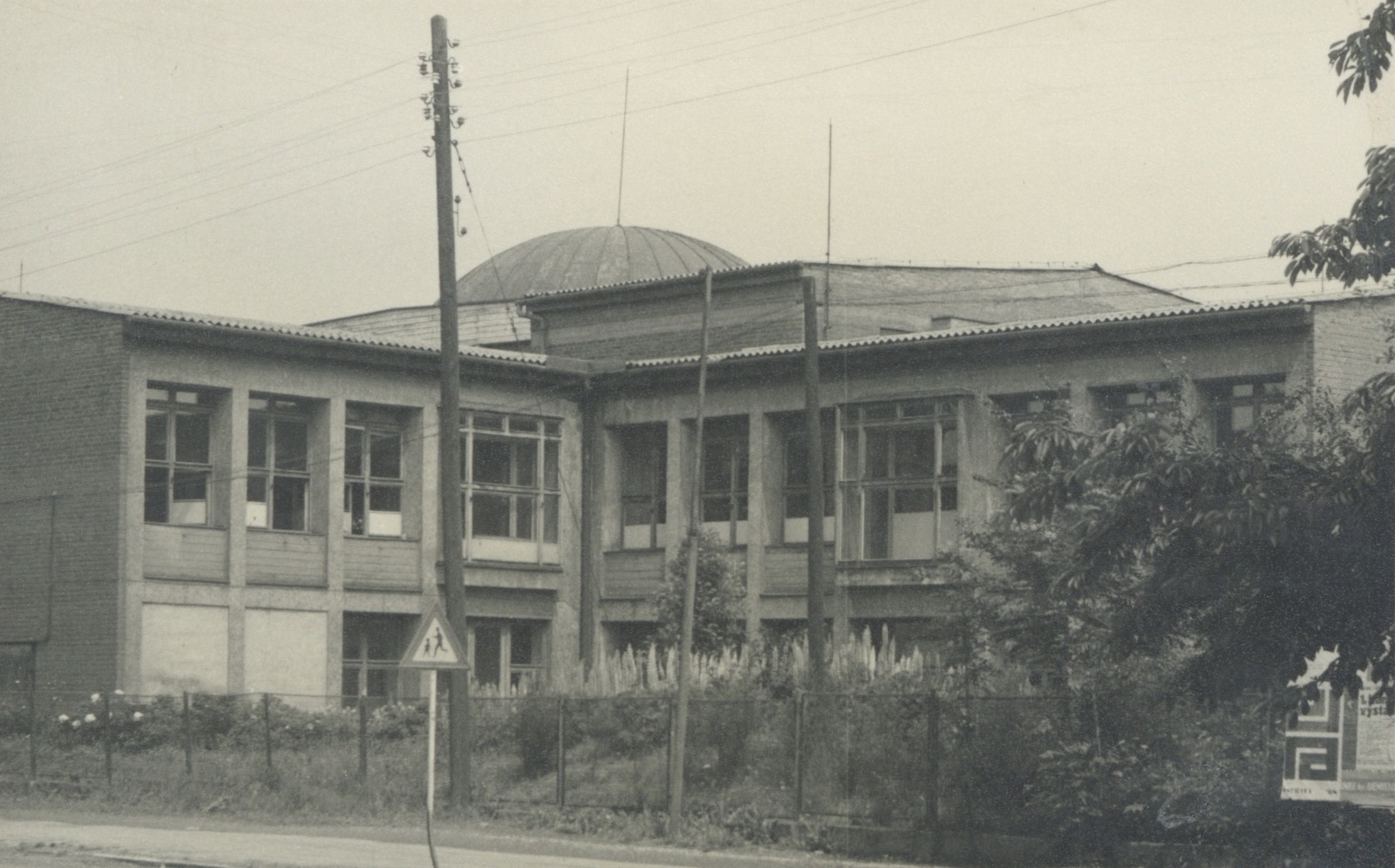 Polská škola na Hesovce byla vypálená Němci v roce 1945. Na jejím místě pak byla v roce 1948 postavena tato 1. osmiletá střední škola (později škola U Jindřichovy jámy). S laskavým svolením p. Jindřicha Boryse, ze soukromé sbírky