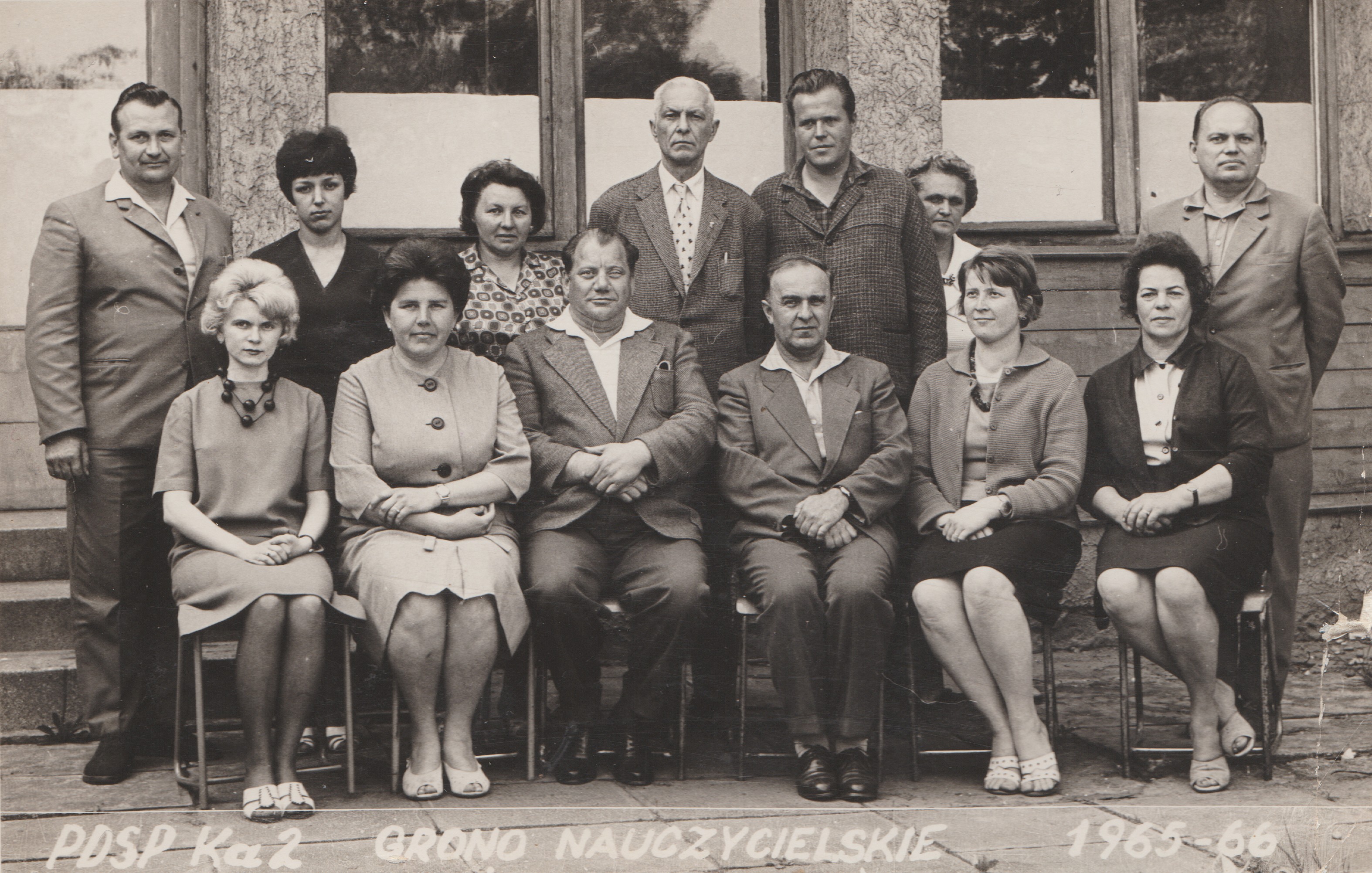 Učitelský sbor polské školy na Jindřišce (čp. 304) ve školním roce 1965-66. Horní řada zleva: Rudolf Bubik, Maria Sładeczkowa, Zofia Uherek, Rudolf Wojnar, Józef Santarius, Anna Wojcik, Władysław Kałuża. Dolní řada zleva: Irena Krzanowa, Wanda Wronova, Karol Poncza (zástupce ředitele), Ernest Sembol (ředitel), Halina Pawerowa, Elżbieta Bajgerowa. (S laskavým svolením p. Petra Cieślara, ze soukromé sbírky)