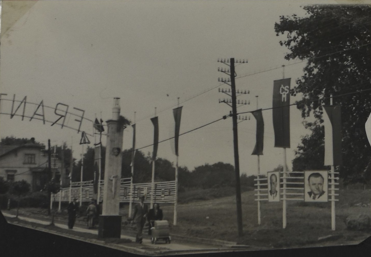 Vlevo část domu čp. 305 na snímku z roku 1950
