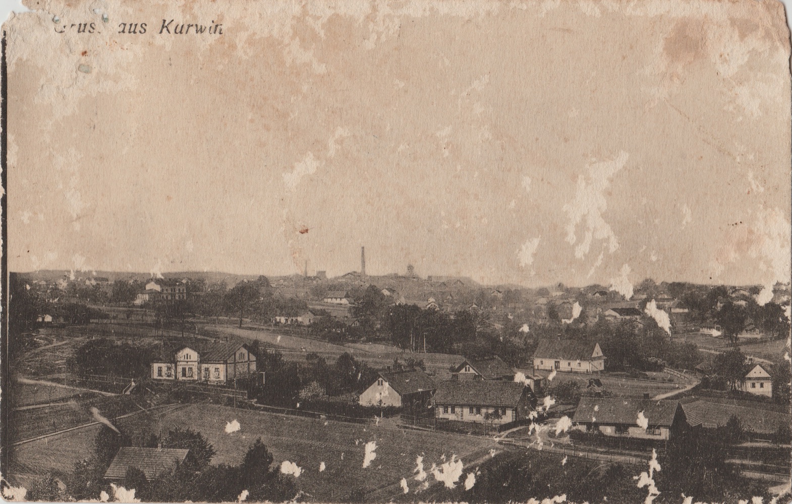 Pohled z dolu Gabriela směrem na Hohenegger a ulici Slezskou přibližně v roce 1910. Vlevo v dálce budova Báňského inspektorátu čp. 211, zleva v popředí pak domy čp. 663, 576, 577, 668, 312, 54 a čp. 372 = viz následující snímek s označením čísel popisných (S laskavým svolením p. Jana Polakoviče, ze soukromé sbírky)