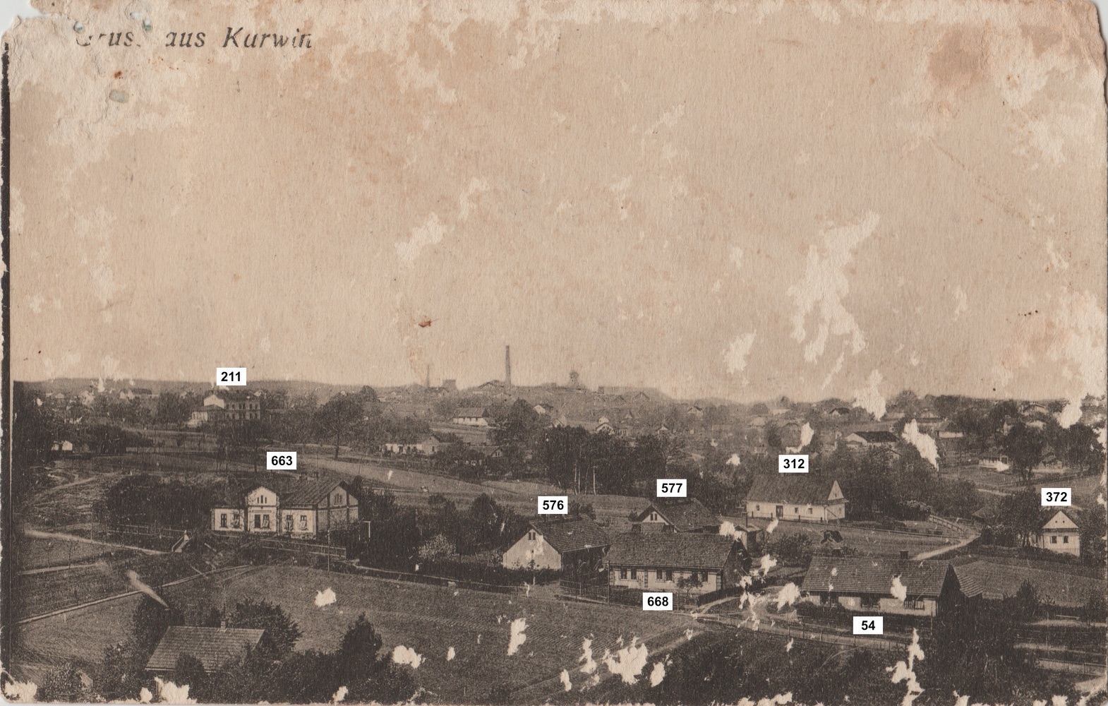 Pohled z dolu Gabriela směrem na Hohenegger a ulici Slezskou přibližně v roce 1910. Vlevo v dálce budova Báňského inspektorátu čp. 211, zleva v popředí pak domy čp. 663, 576, 577, 668, 312, 54 a čp. 372 (S laskavým svolením p. Jana Polakoviče, ze soukromé sbírky)