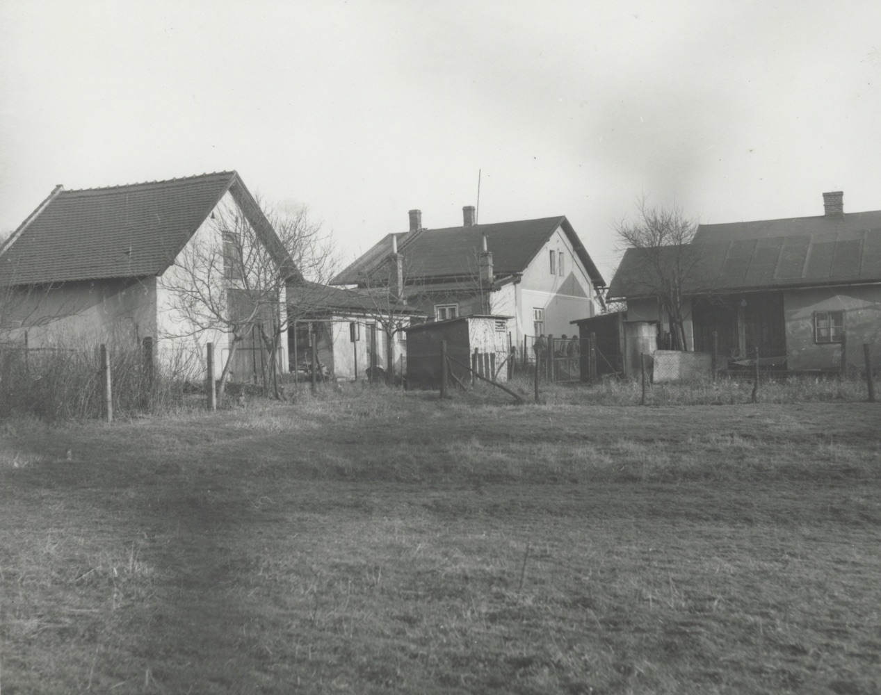 Vlevo hospodářská budova a dům čp. 320