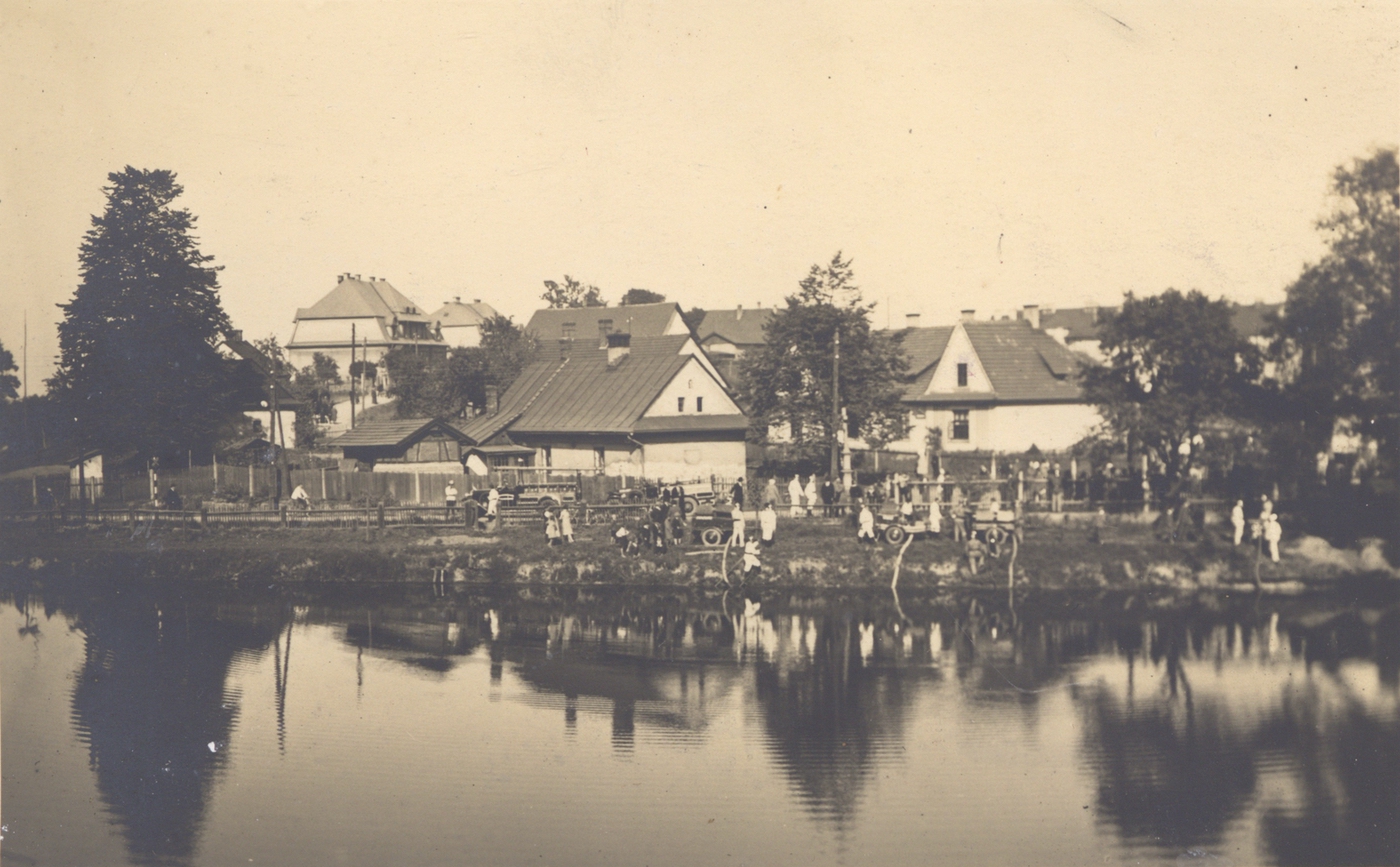 Hasiči z Horní Suché při svém cvičení v Solci, v roce 1933 (vlevo dům čp. 1485, uprostřed v popředí domek čp. 325).