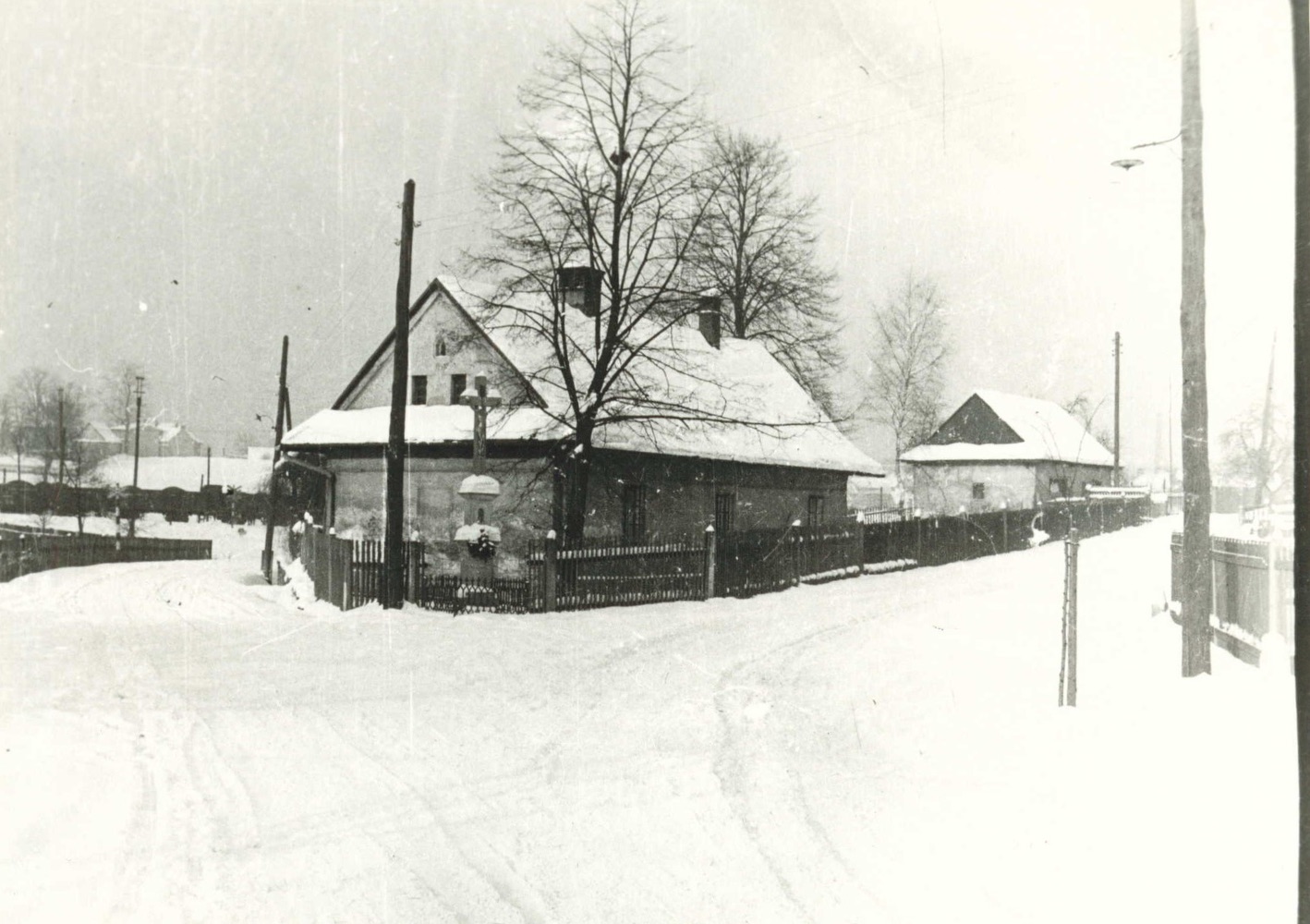 V popředí u křížku dům čp. 325.