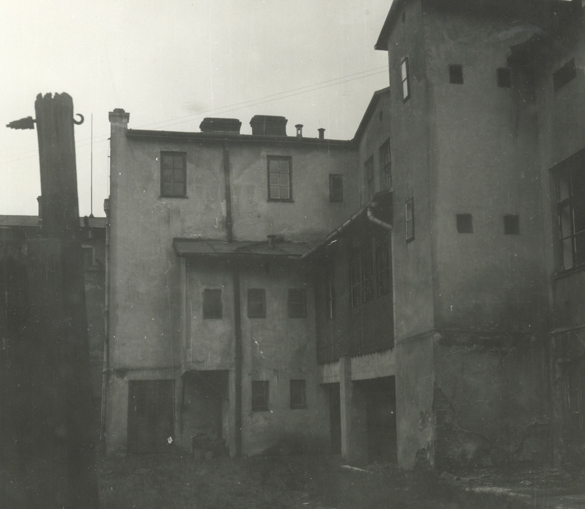 Zadní trakt Restaurace Mokrosz (čp. 331 a objekt čp. 990) na fotografii z roku 1972