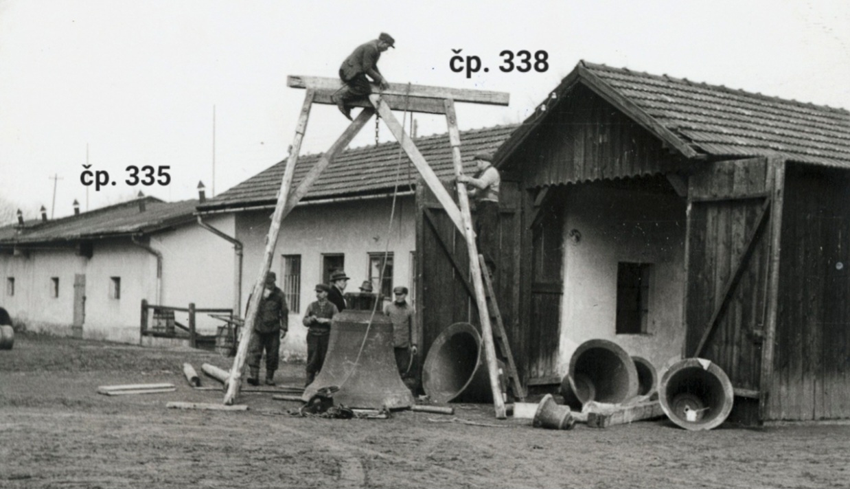 Válečná rekvizice zvonů z kostela sv. Jindřicha. Vážení zvonů 27. března 1942 v areálu váhy lihovaru. V popředí budova čp. 338, vlevo pak čp. 335. (Fotografie karvinského fotografa Jindřicha Minola z roku 1942, Státní okresní archiv Karviná,  639/5) Identifikace a označení snímku: Petr Bindač.