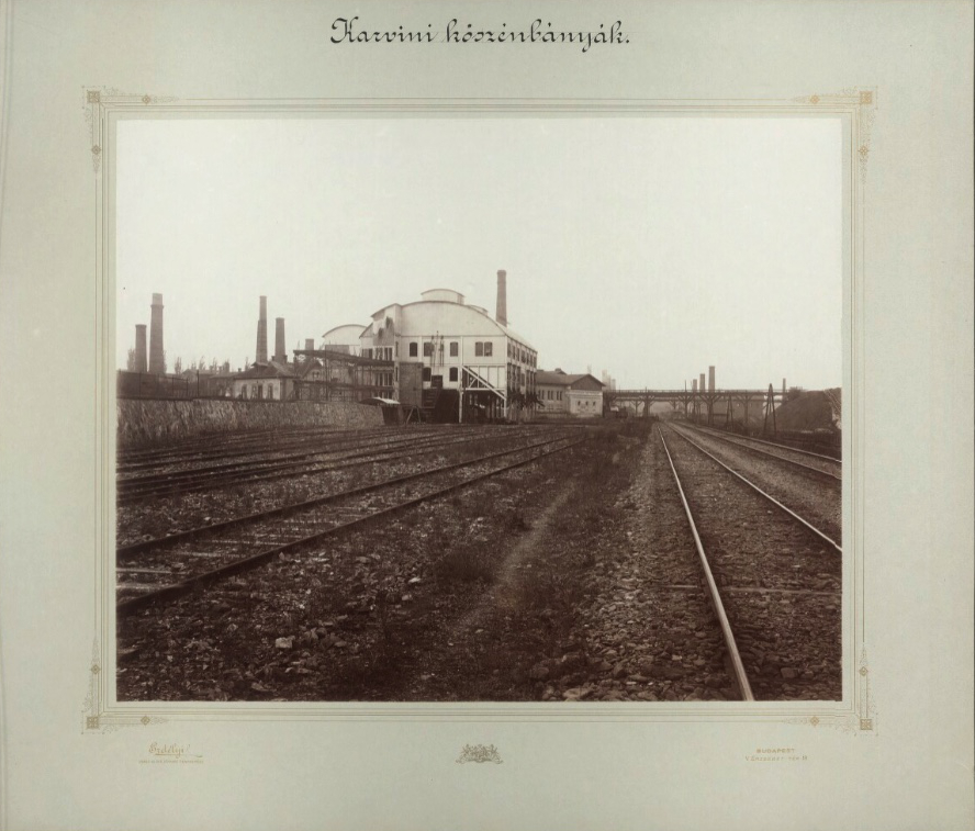 Separace dolu Jan-Karel (čp. 342) na fotografii z roku 1896. Za budovou vpravo část komplexu těžní jámy Karel, čp. 340 (Autor: Erdélyi Mór, externí zdroj: Österreichische Nationalbibliothek, odkaz = klik na obrázek)