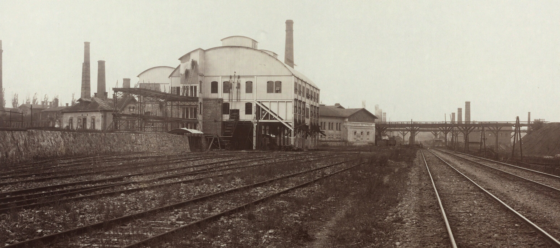 Separace dolu Jan-Karel (čp. 342) na fotografii z roku 1896. Za budovou vpravo část komplexu těžní jámy Karel, čp. 340: výřez (Autor: Erdélyi Mór, externí zdroj: Österreichische Nationalbibliothek, odkaz = klik na obrázek)