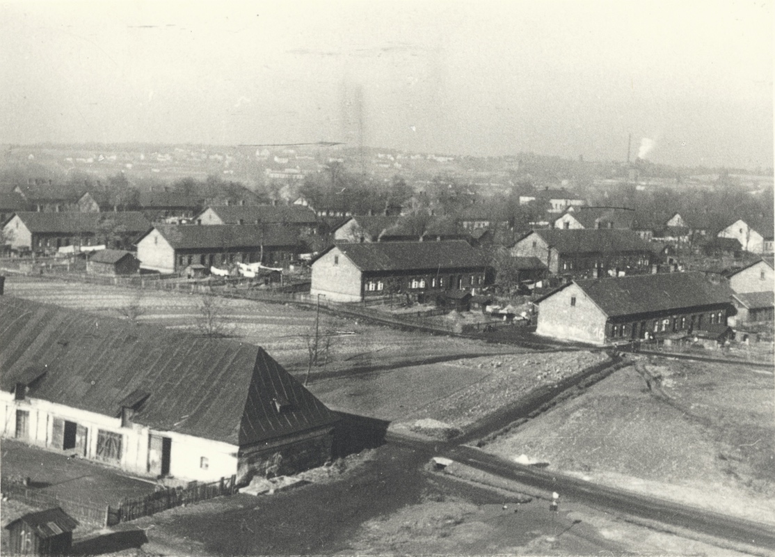 Górski dvůr, v pozadí Bílá kolonie (pohled z haldy u dolu Hohenegger)
