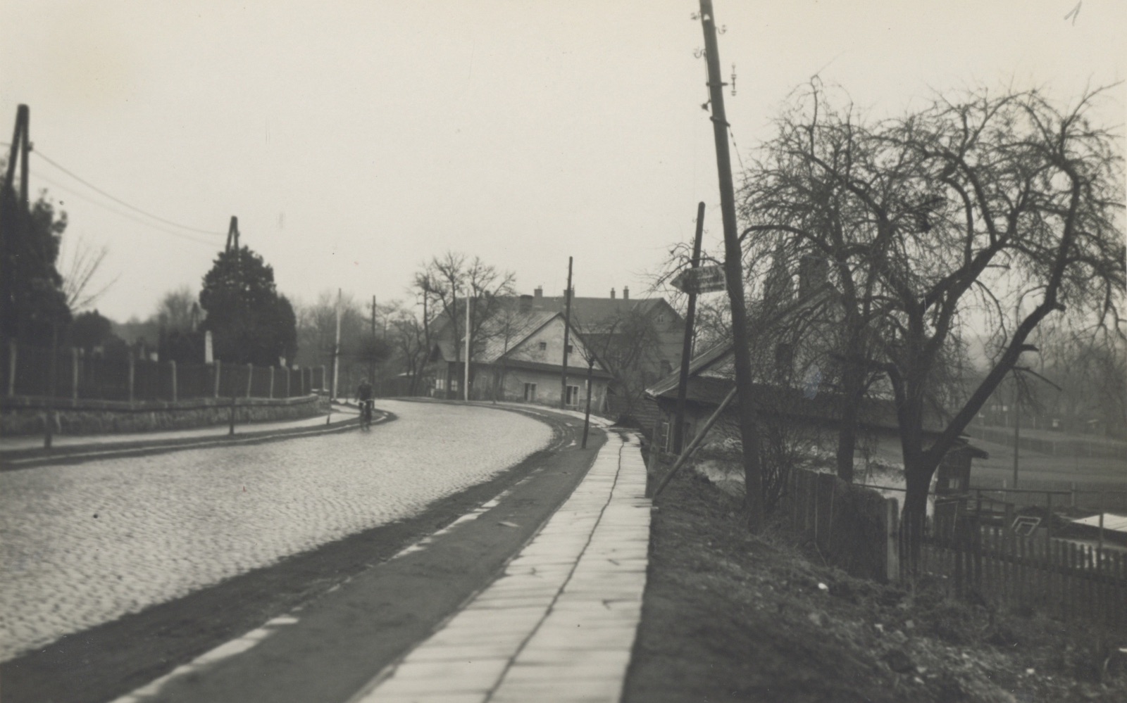 Vpravo dům čp. 373, za ním dům čp. 366 a v pozadí budova Červené školy u kostela sv. Petra z Alkantary (čp. 645). Na sloupu před domem čp. 373 je vidět směrovku k Městské nemocnici...