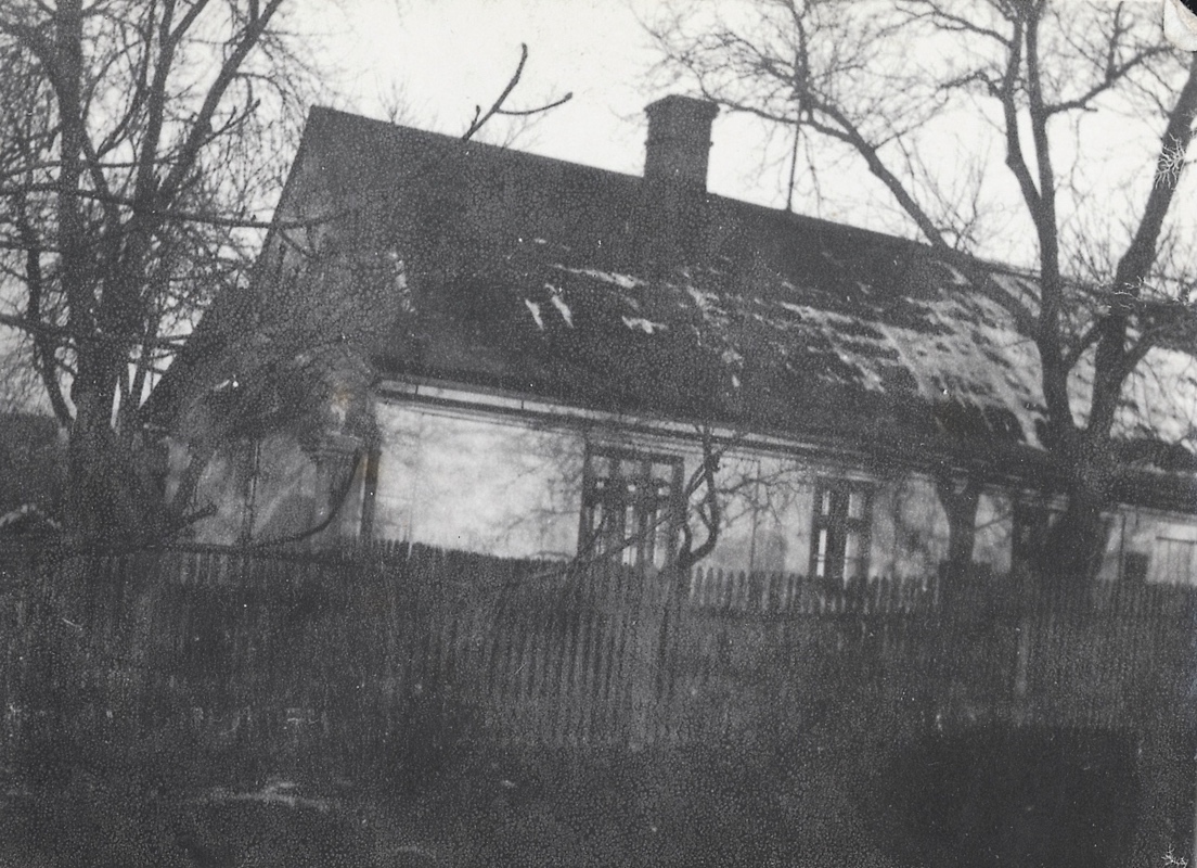 Dům čp. 385 s kapličkou (dům měl do roku 1962 ještě slaměnou střechu)
