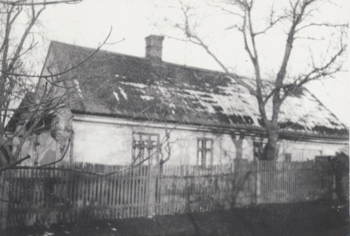 Dům čp. 385 s kapličkou (dům měl do roku 1962 ještě slaměnou střechu)