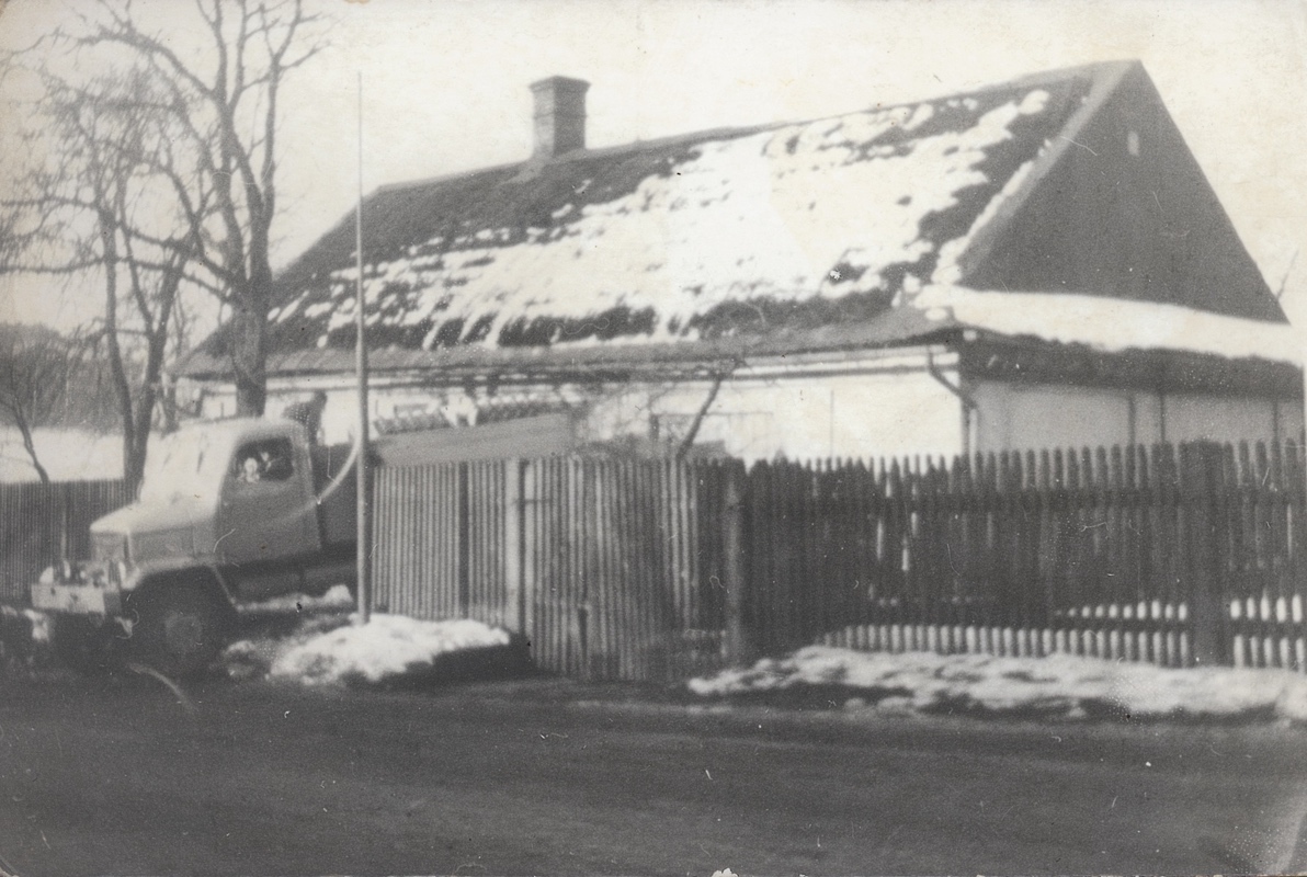 Dům čp. 385 s kapličkou (dům měl do roku 1962 ještě slaměnou střechu)