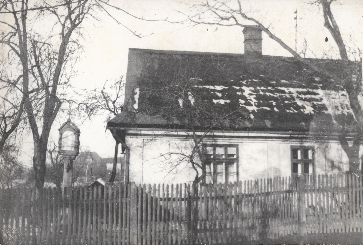 Dům čp. 385 s kapličkou (dům měl do roku 1962 ještě slaměnou střechu)