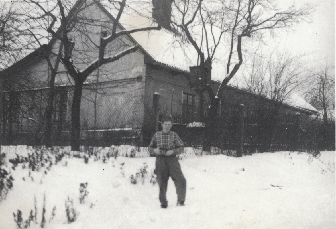 Dům čp. 385 s kapličkou v roce 1971