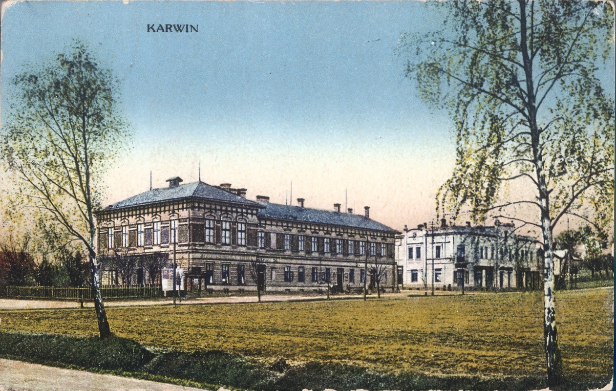 Panský, později Závodní hotel, získal tuto podobu po stavebních úpravách prováděných v letech 1894–1895. Vpravo je obchodní dům Glesinger. (Kolorovaná pohlednice, vydavatel H. Rosner, Moravská Ostrava, 1916, Státní okresní archiv Karviná, 883)