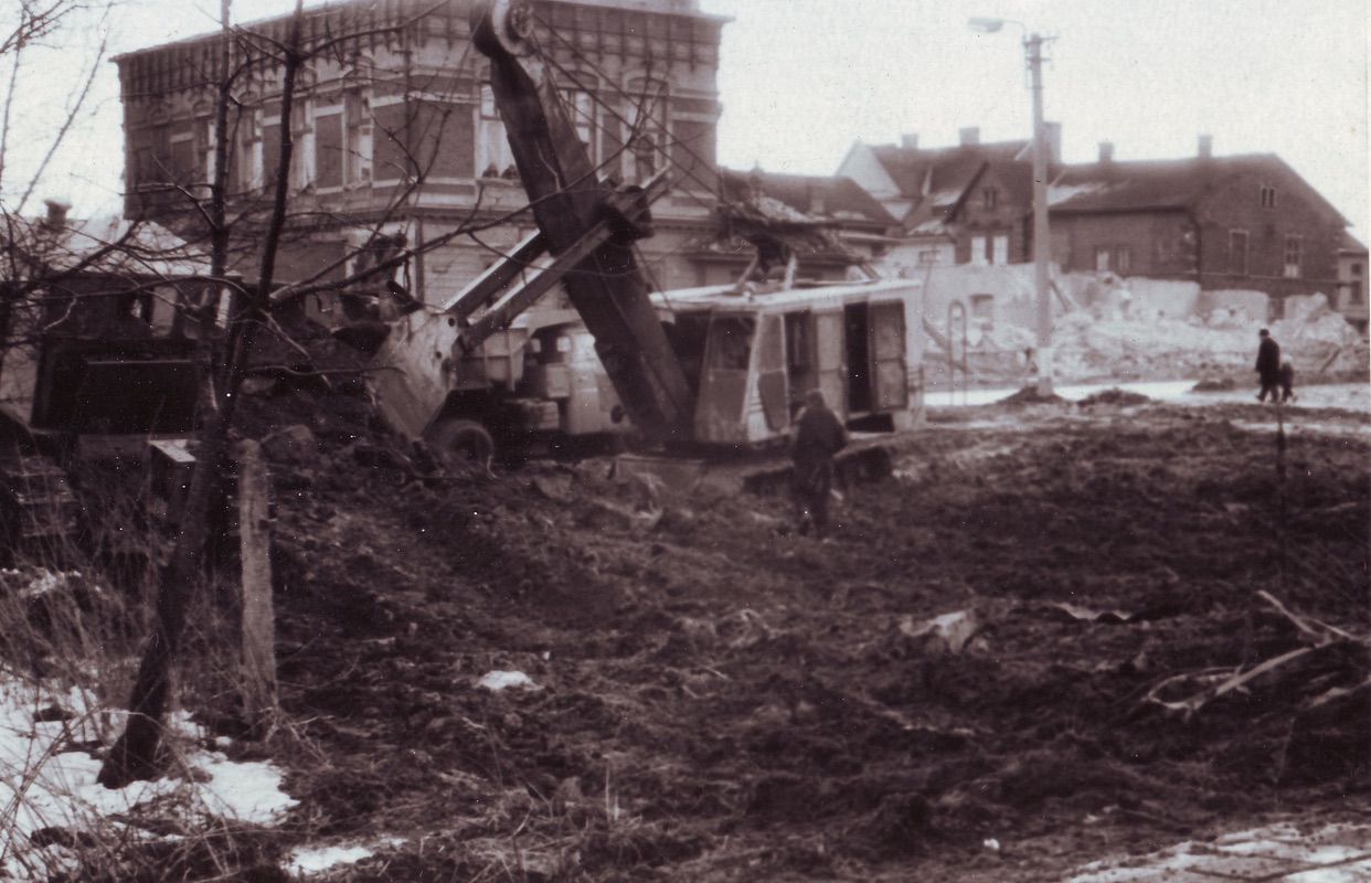 Závodní hotel v období demolic na Komenského ulici (přibližně 1960)