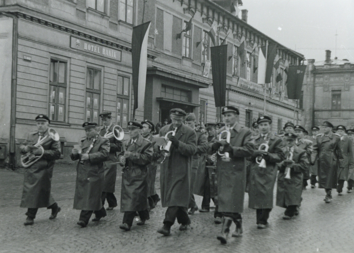 Hotel Baník (Závodní hotel) - prvomájový průvod v roce 1946.