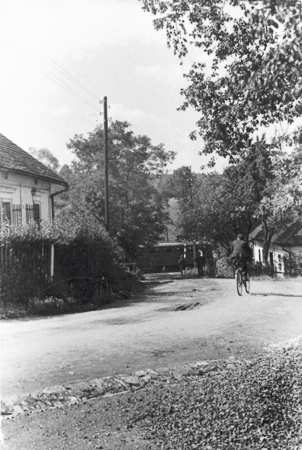 Zatáčka na ulici Slezské, pod Restaurací Jan Kotlarski. Vlevo je dům čp. 402, vpravo pak čp. 418. Vzadu dole tramvajový přejezd u zastávky Gabriela. (Lokalizace snímku: Jan Polakovič)
