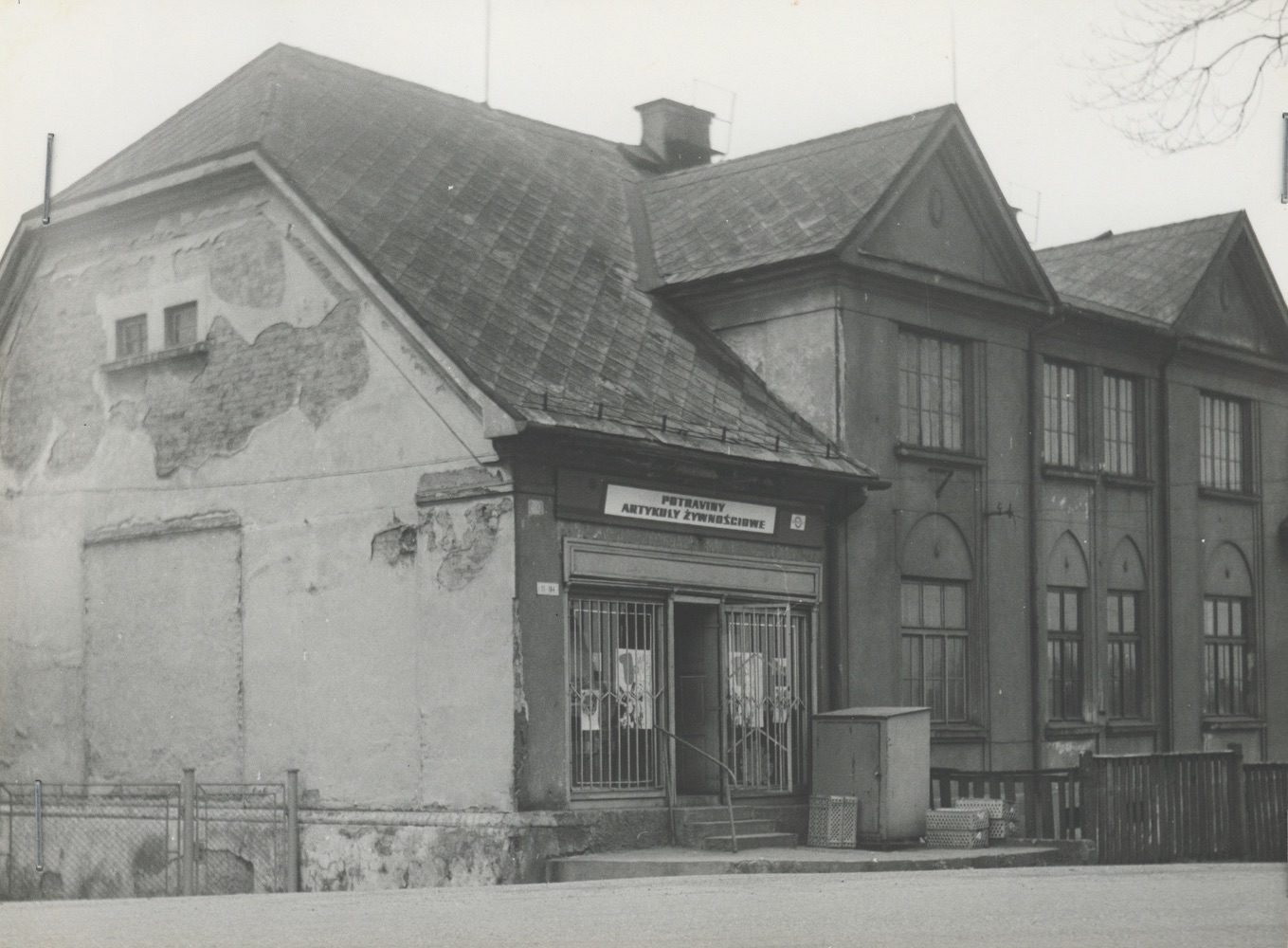 Dům čp. 404 (Potraviny Bielesz) na fotografii z roku 1988