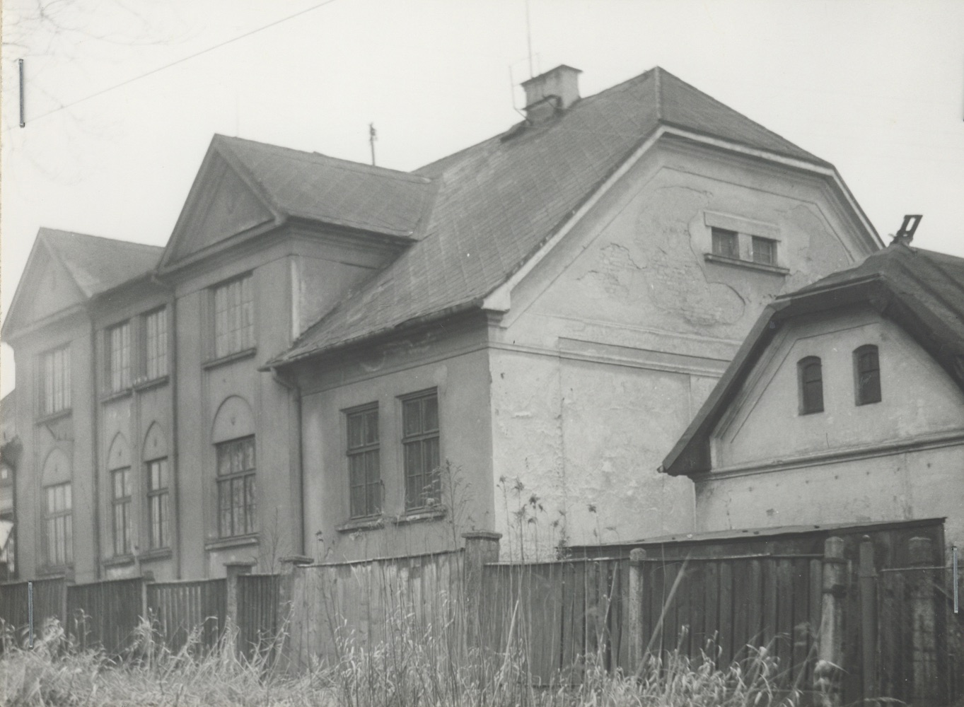 Dům čp. 404 (Potraviny Bielesz) na fotografii z roku 1988