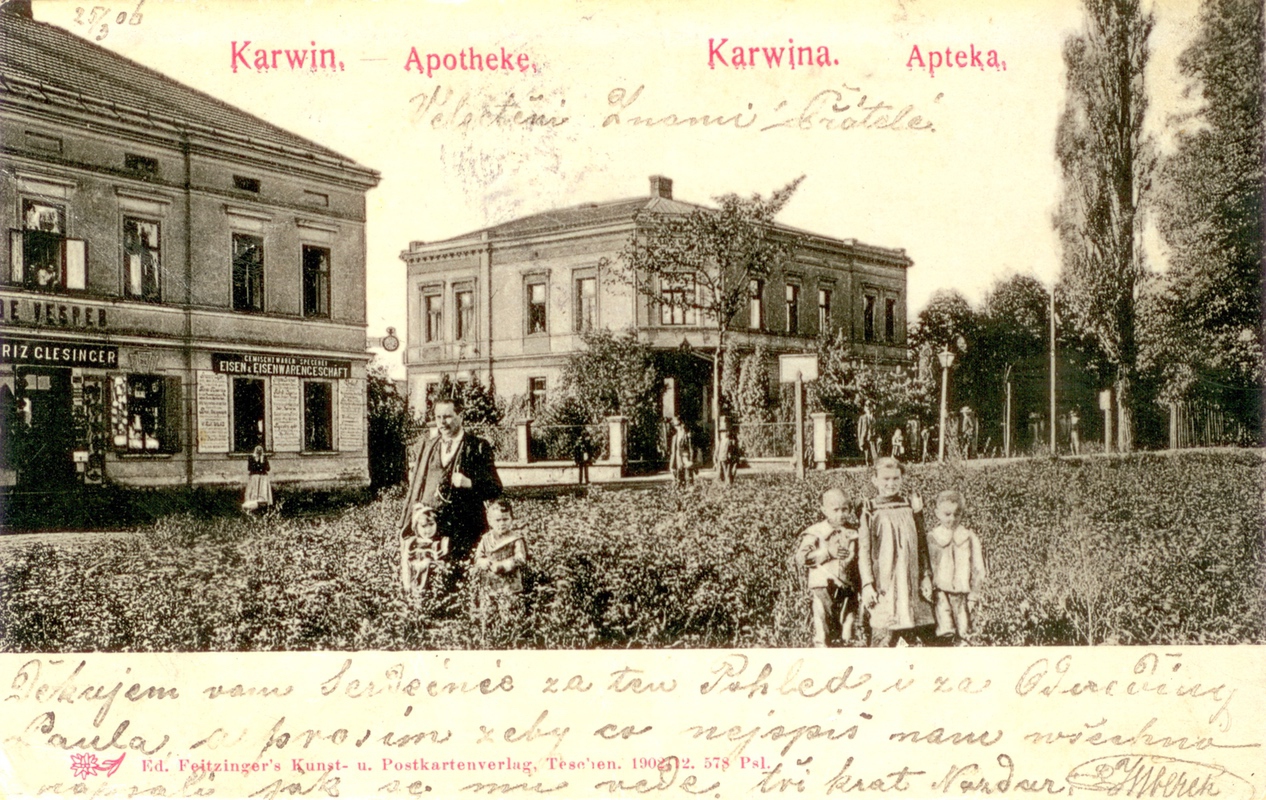 Lékárna U sv. Barbory postavená Karolínou a Adolfem Beránkovými v roce 1885. Vlevo komplex dostavěný Josefem Humlem v roce 1890. Byly zde obchodní místnosti a restaurace. (Kolorovaná pohlednice vydavatelství Ed. Feitzinger’s Kunst- u. Postkarten Verlag, Těšín, 1902, Muzeum Těšínska, Český Těšín, H 34 759)