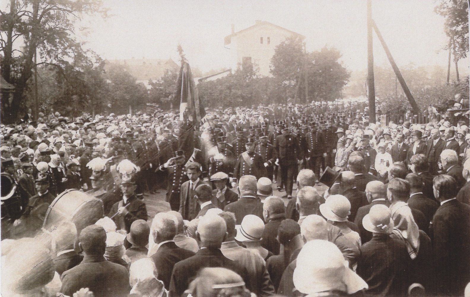 Záběr ze slavnostního odhalení pomníku padlým (památník 272 obětem první světové války v letech 1914-1918 z řad občanů Karvinné), dne 1.7. 1928. V pozadí dům čp. 430.