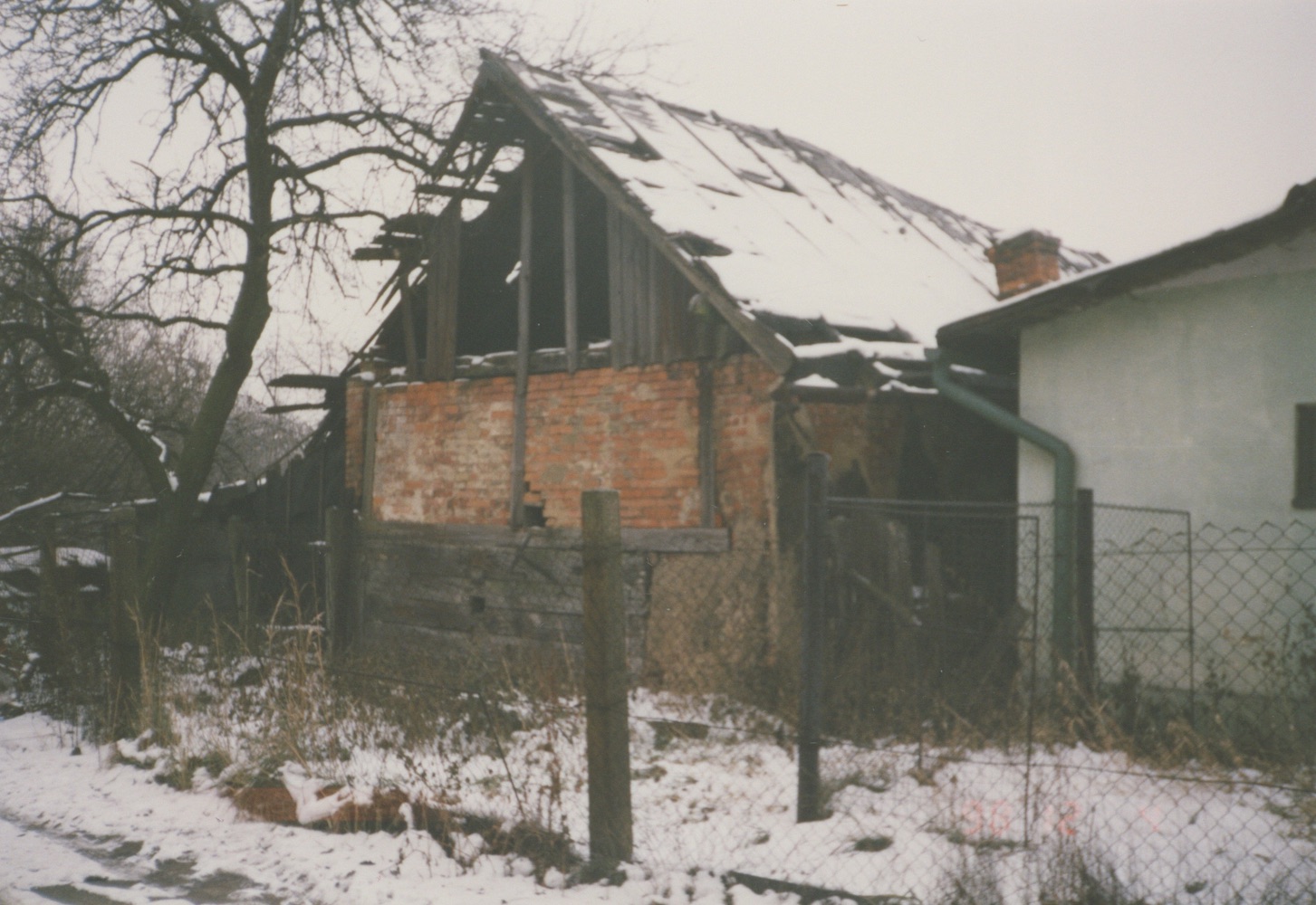 Hospodářská budova domu čp. 444 na fotografii z roku 1998