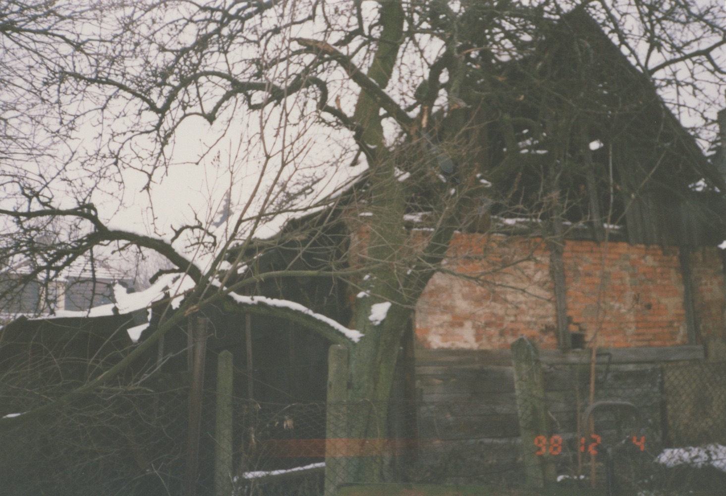 Hospodářská budova domu čp. 444 na fotografii z roku 1998