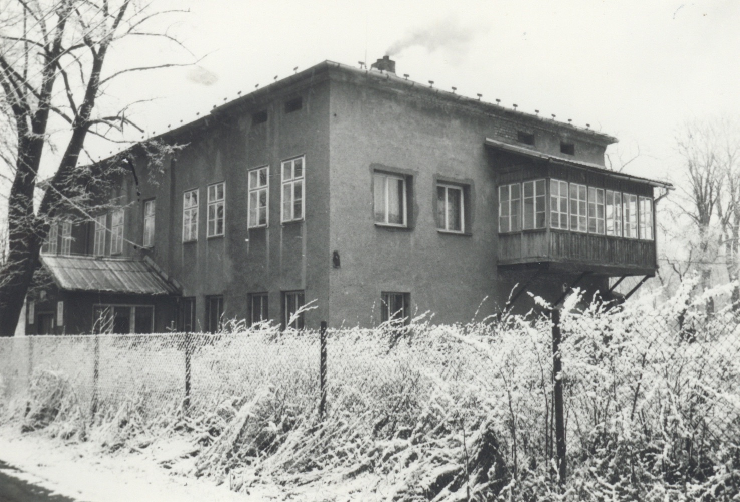 Adaptovaný dům čp. 447 na fotografii z roku 1992 (Výrobní družstvo invalidů Slezanka)